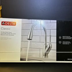 Delta Classic Single Handle Pull Down Sprayer Kitchen Faucet in Stainless