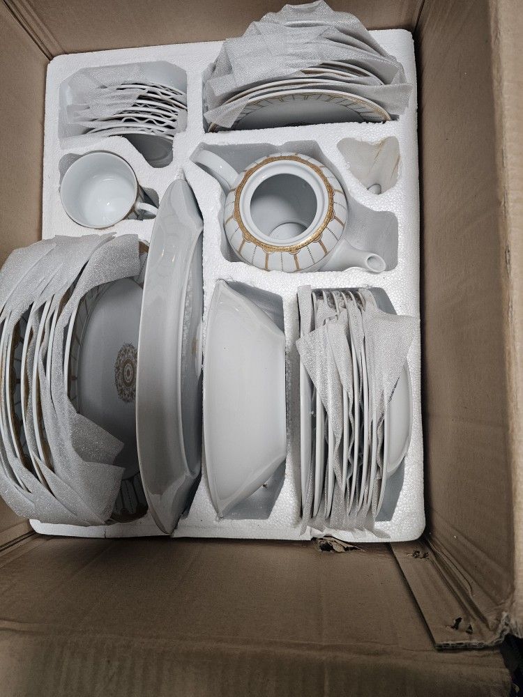 Pegasus Chinese Fine Porcelain 47 Pieces Set.