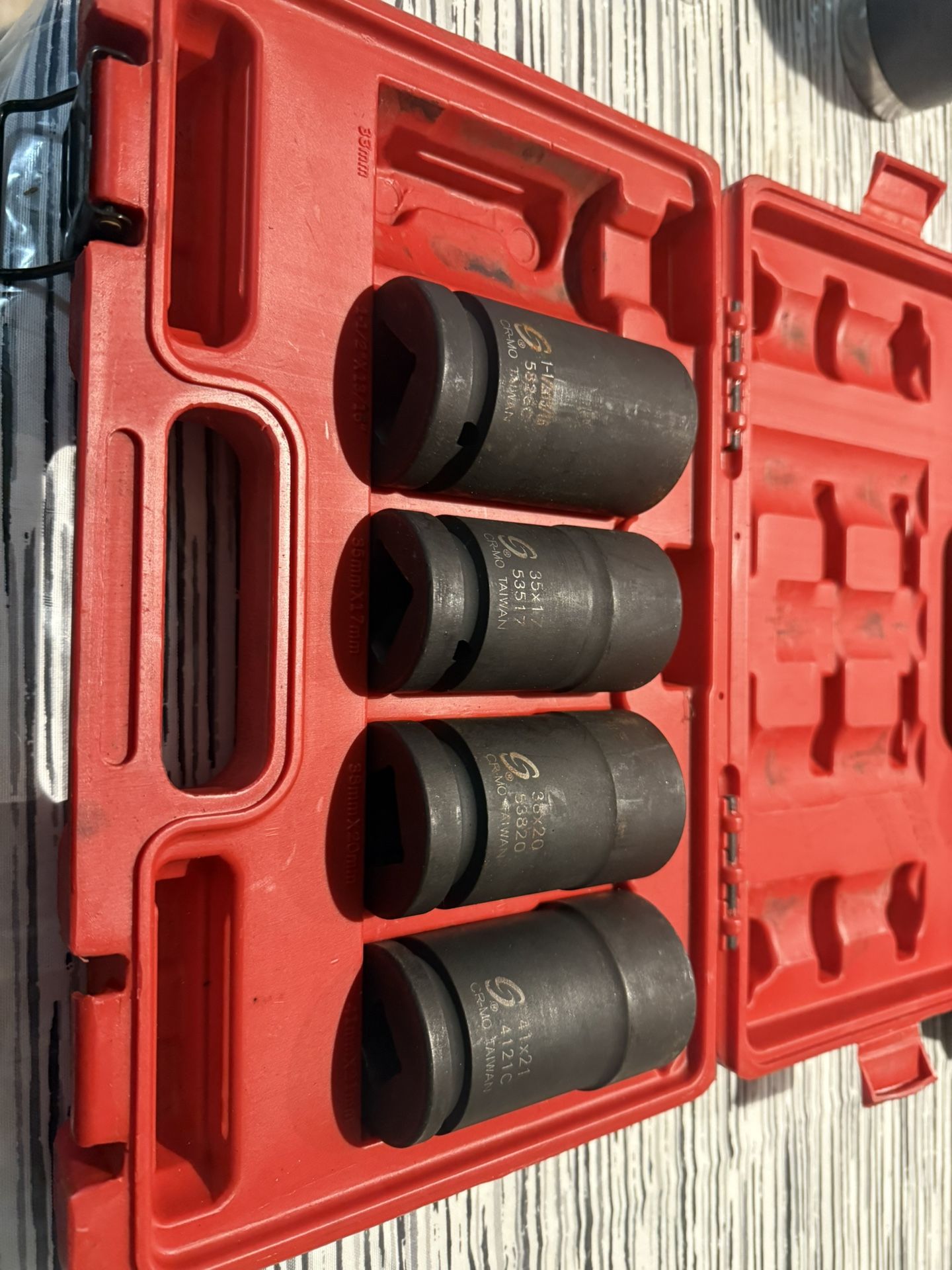 SUNEX TOOLS 5 PC. 1" DRIVE BUDD WHEEL SOCKET SET (5626) missing the 33mm in the set $60