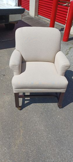 White Fabric Soft Cushon Arm Chairs On Wheels