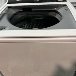 Whirlpool 4.7 - 4.8 cu. ft. Top Load Washer in White with 2-in-1 Removable Agitator and Deep Water 