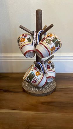 Coffee mugs and cup holder