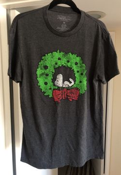Men’s MEDIUM Snoopy Xmas Wreath shirt