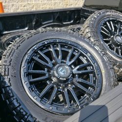 20" Fuel Rebel rims w/ 33" TBB tires