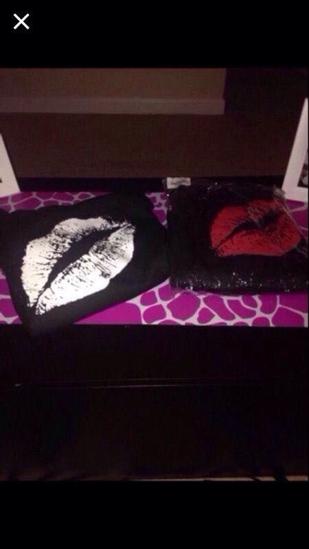 $10 each size L new lips sweat shirts