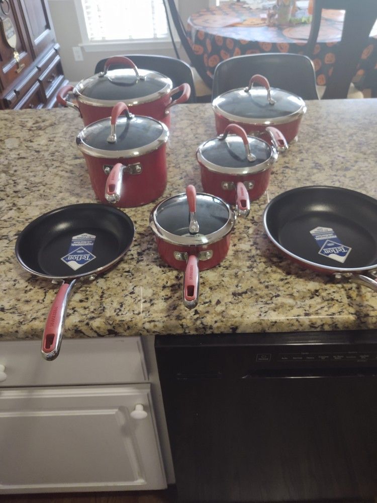 Brand New Never Used  12 Piece Cook Ware Set.