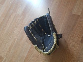 Baseball Glove Right Hand 30 Dollars Good Condition