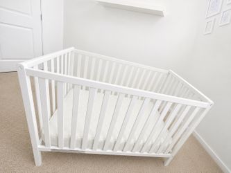 White Baby Crib with Mattress – Excellent Condition