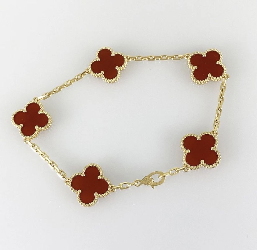 Clover Motif Bracelet – Luxury Style, Timeless Design