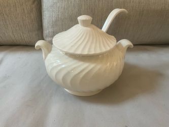 2qt ceramic Japanese serving pot/bowl $10