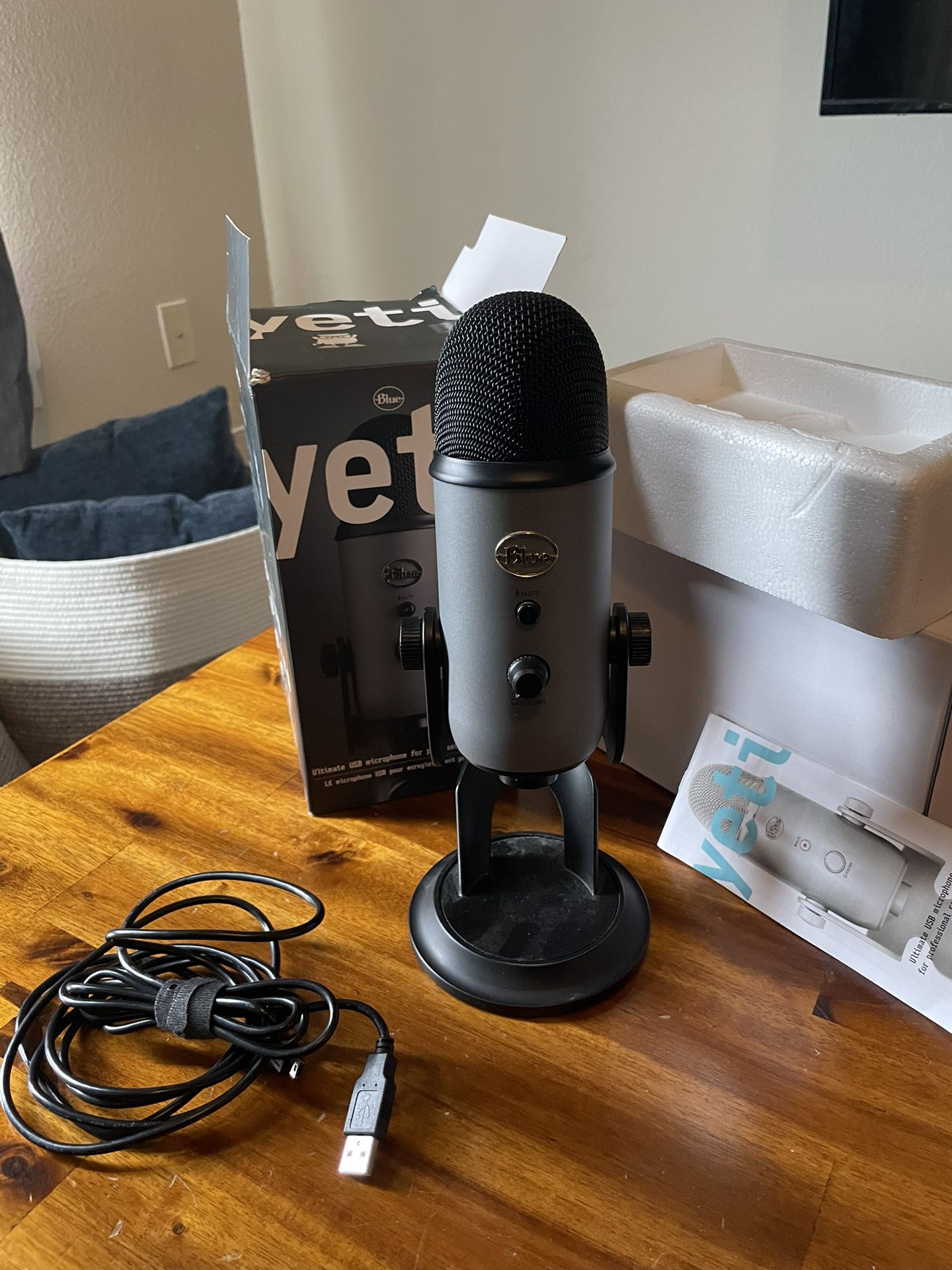 Blue Yeti Mic, USB Mic For Podcasts, Gaming, Livestream, Calls, Etc