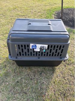 Selling a medium size kennel