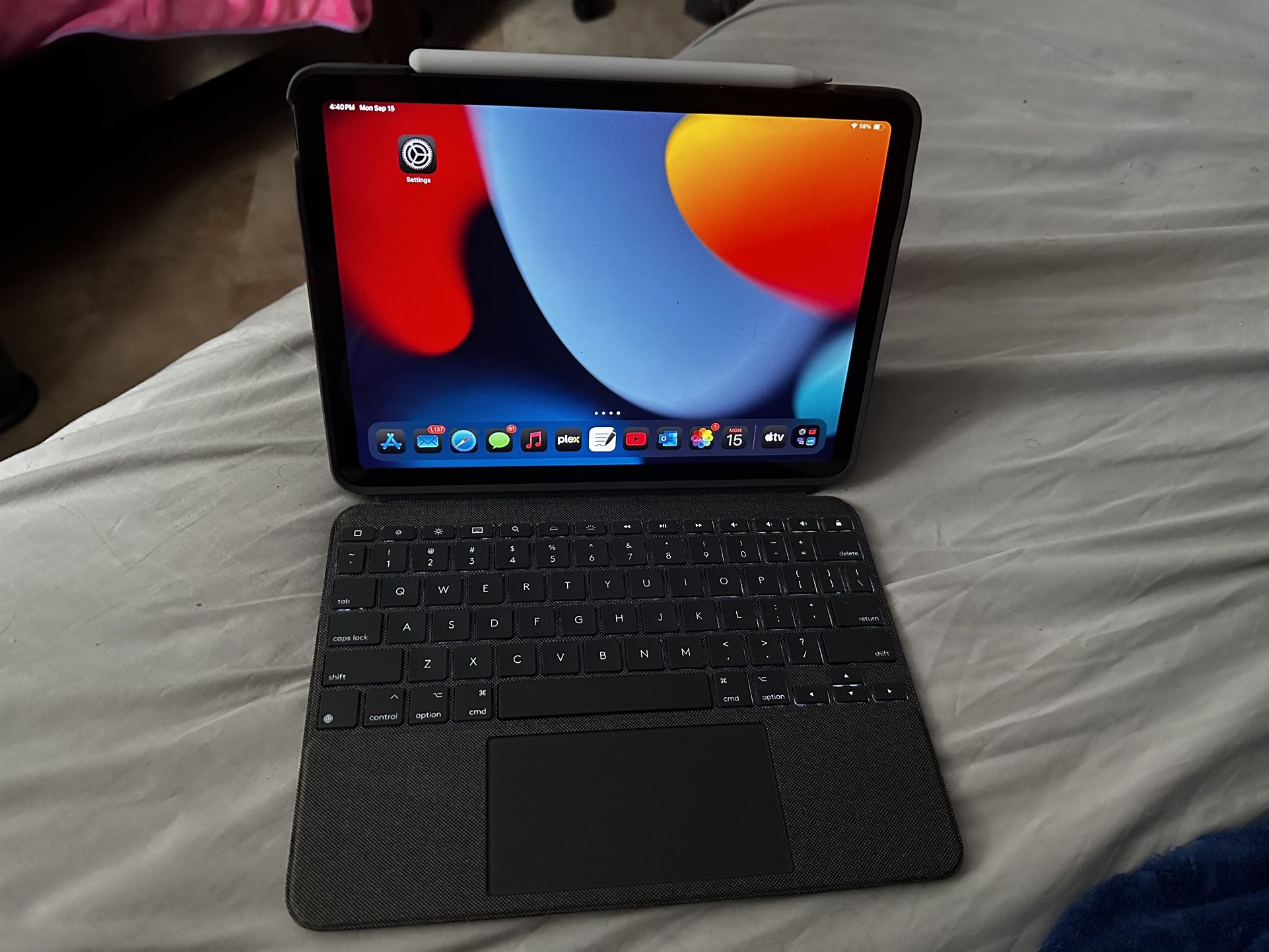 iPad Air 4th Gen (256gb) with Logitech Keyboard Case & Apple Pencil 2