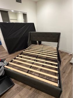 Queen bed Frame like new