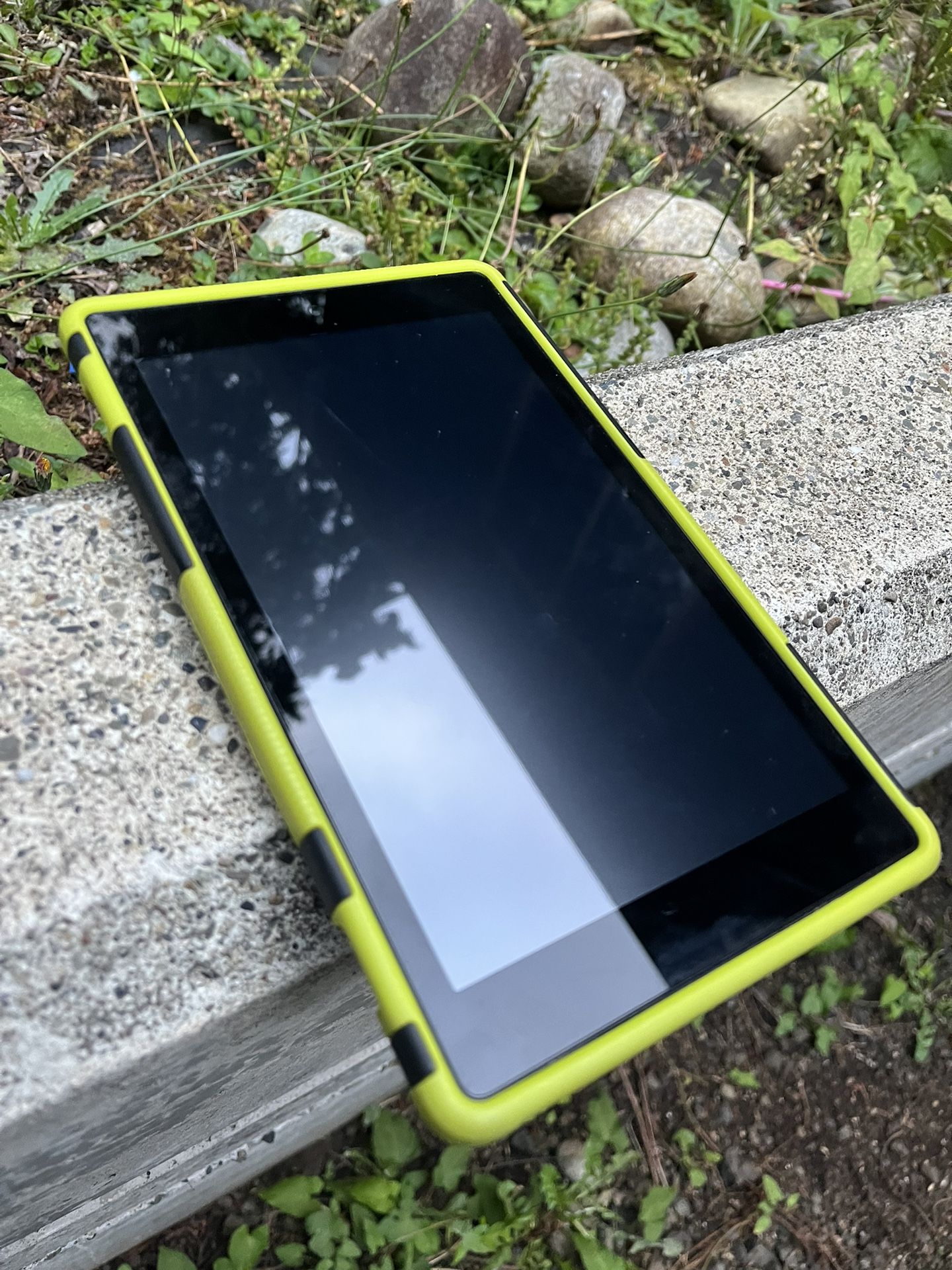 Amazon Fire 8 HD Tablet w/ Green Case