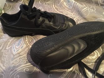 Black puma shoes