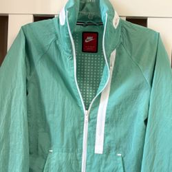 Nike tech aeroshileld Moto cape hoodie jacket green XS lightweight never been worn no tag