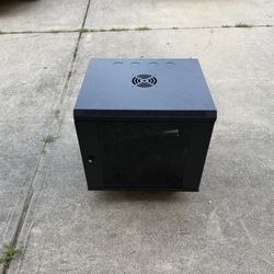 9U Wall/Floor Mount Network Server Rack Cabinet – Locking Door – Excellent Condition