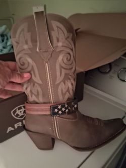 Round up d toe wingtip boots