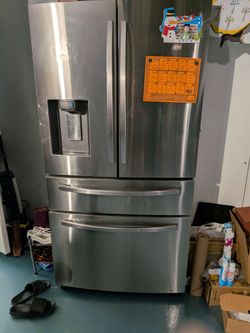 Samsung 3 doors French . Works perfectly. Buying new fridge
