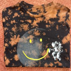 Smiley Face Astronaut Graphic Shirt Size M