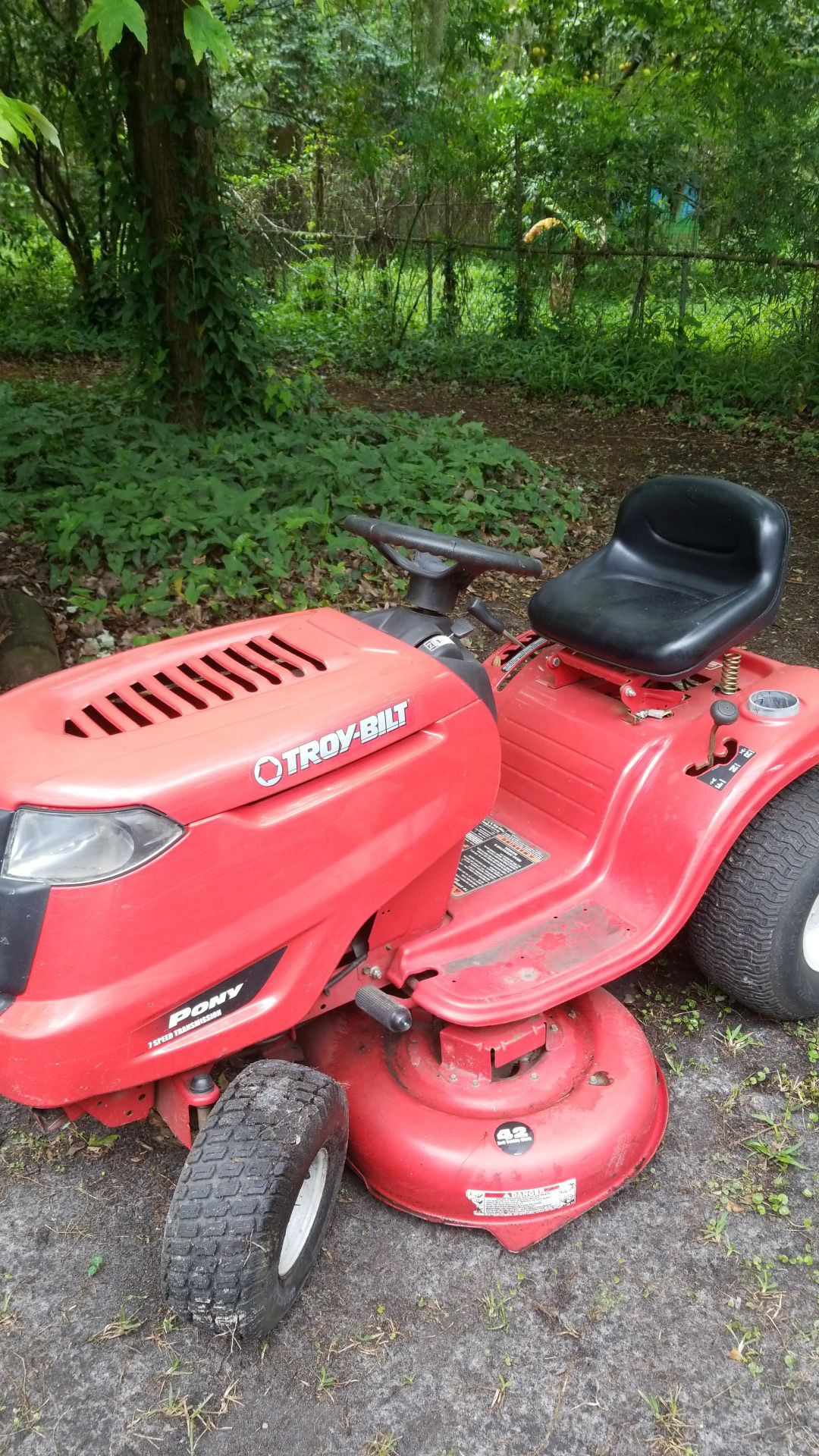 Riding lawn mower troy-bilt Briggs and Stratton 17.5 Perfect condition