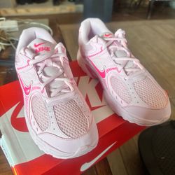 ♥️♥️Brand New NIKE Tennis Shoes Size 7 Women’s ♥️♥️