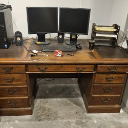 Very Nice Executive Desk With Built-in Drawers And File Drawers