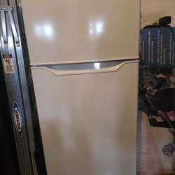 Danby 7.4 CF Refrigerator/Freezer 