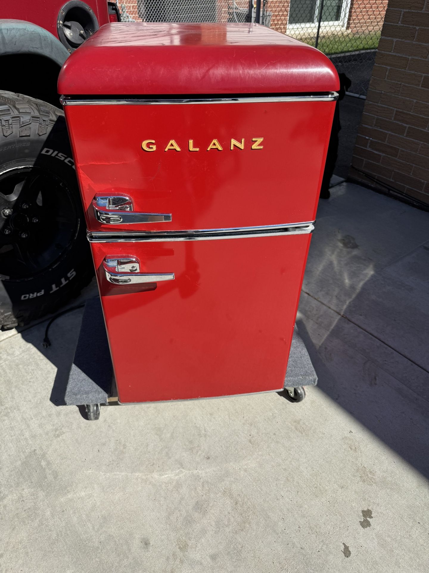 Galanz Refrigerator With Freezer