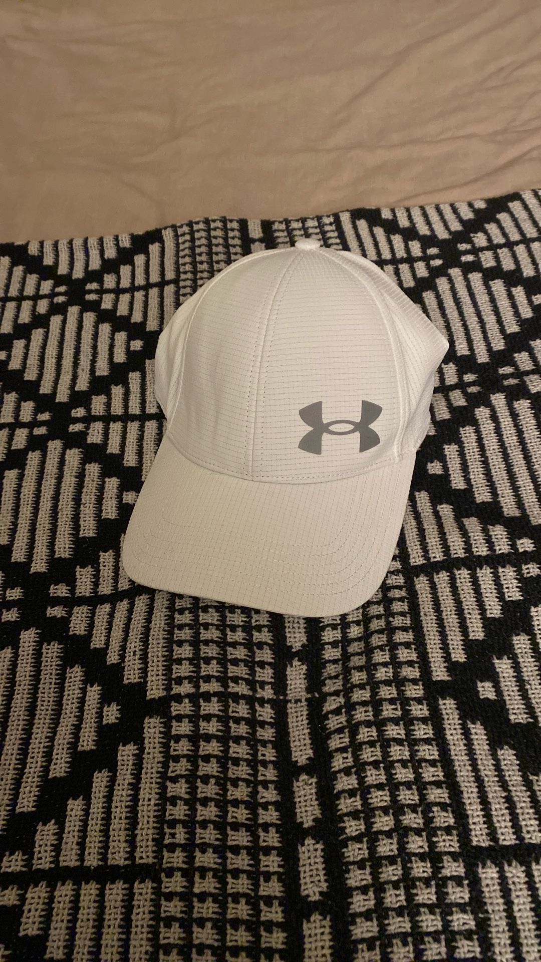 UNDER ARMOUR WHITE FITTED HAT MED/LARGE