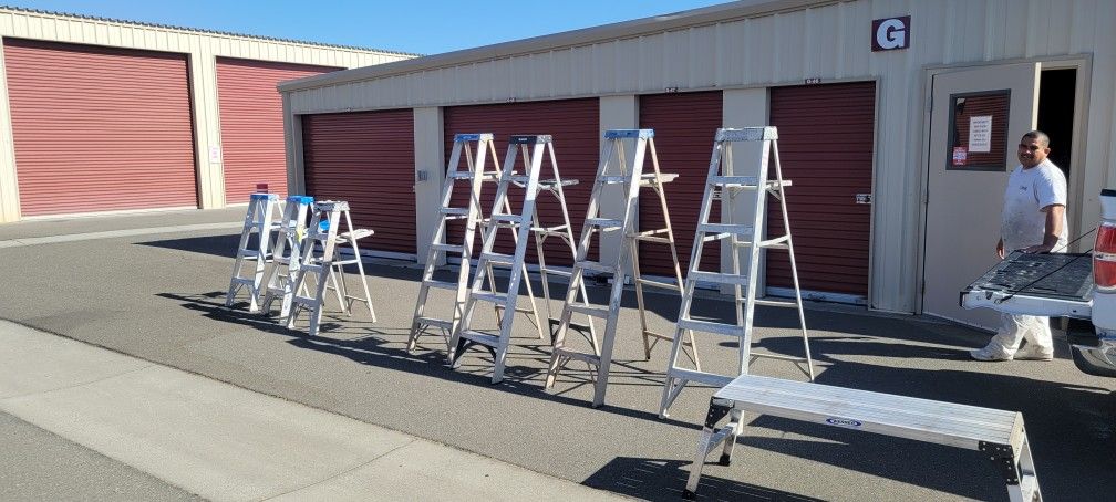 Ladders 6 Ft And 4ft Aluminum 60$ Each