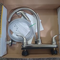 2 Handle Faucet W/spay Hose