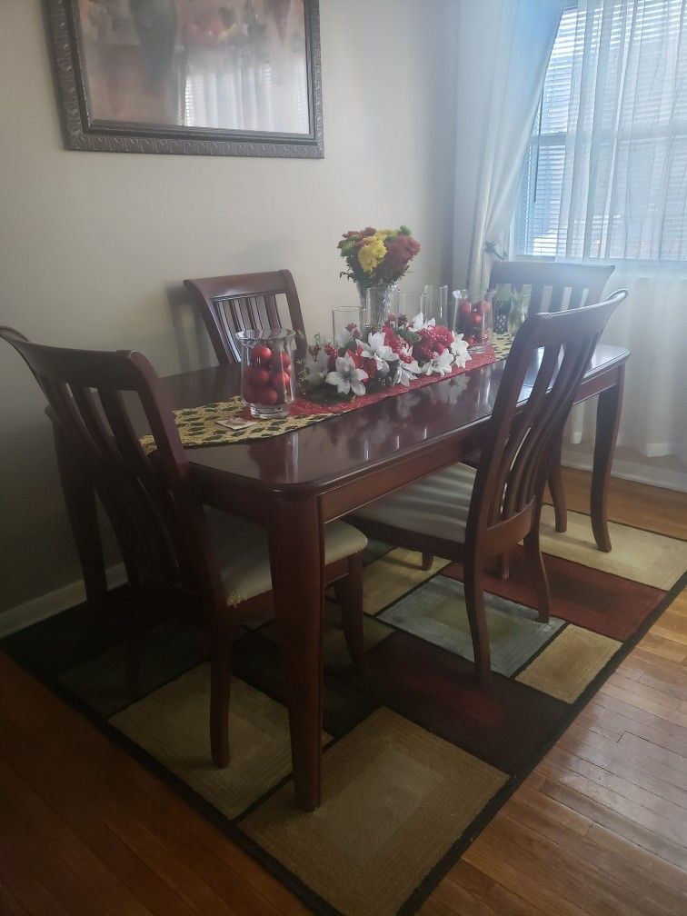 5 Piece Dining Set Rug Included