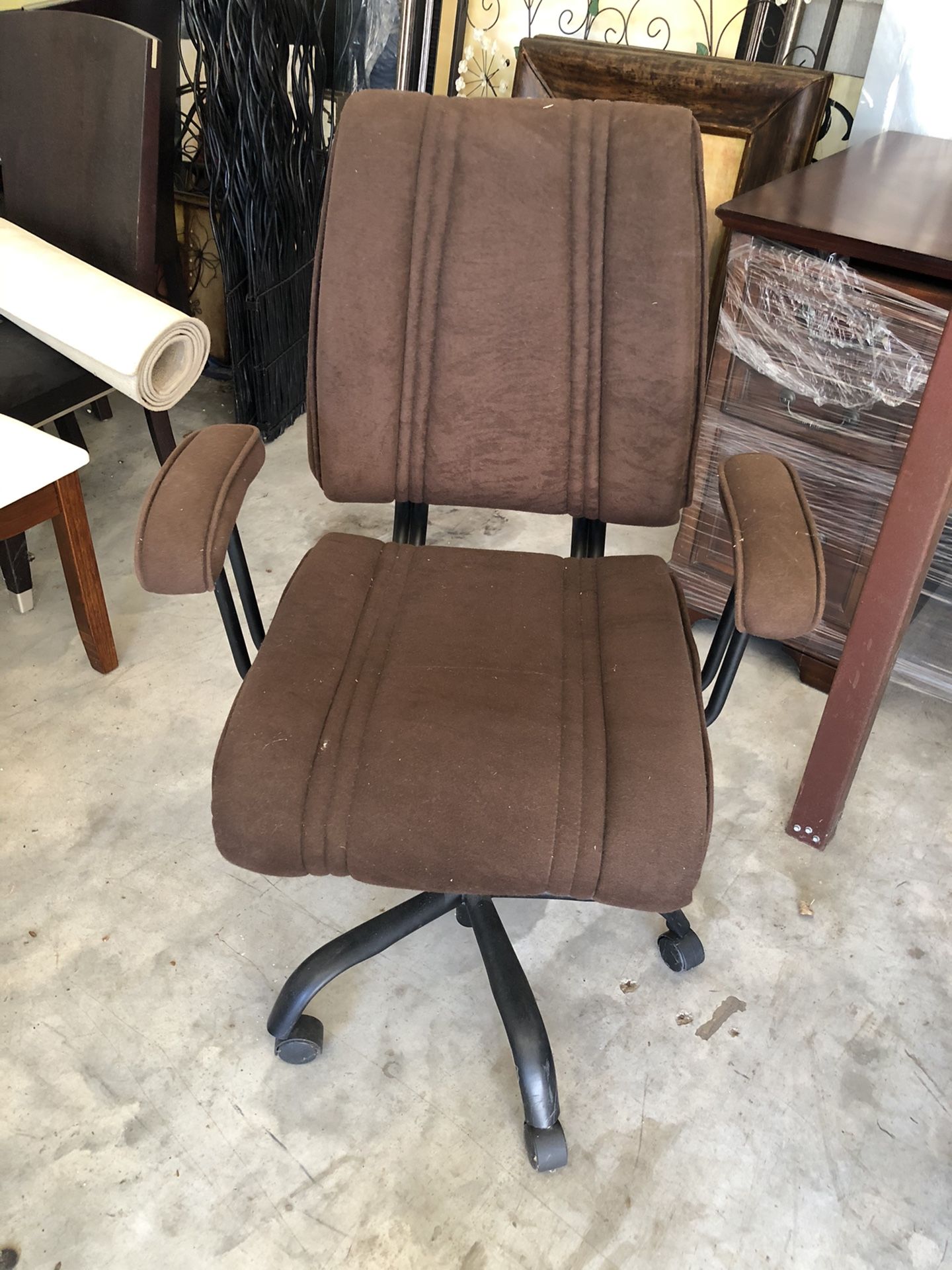 Brown office chair excellent condition