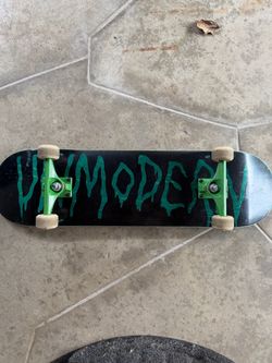 Complete skateboard. Venture trucks, bones wheels and bearings, Unmodern skateboard shop deck 8.5