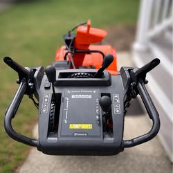 Husqvarna ST224 Snow Blower