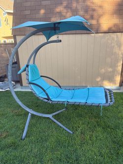 Swinging patio chair