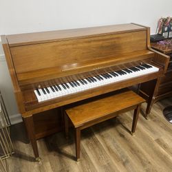 Kawaii upright Piano-750$