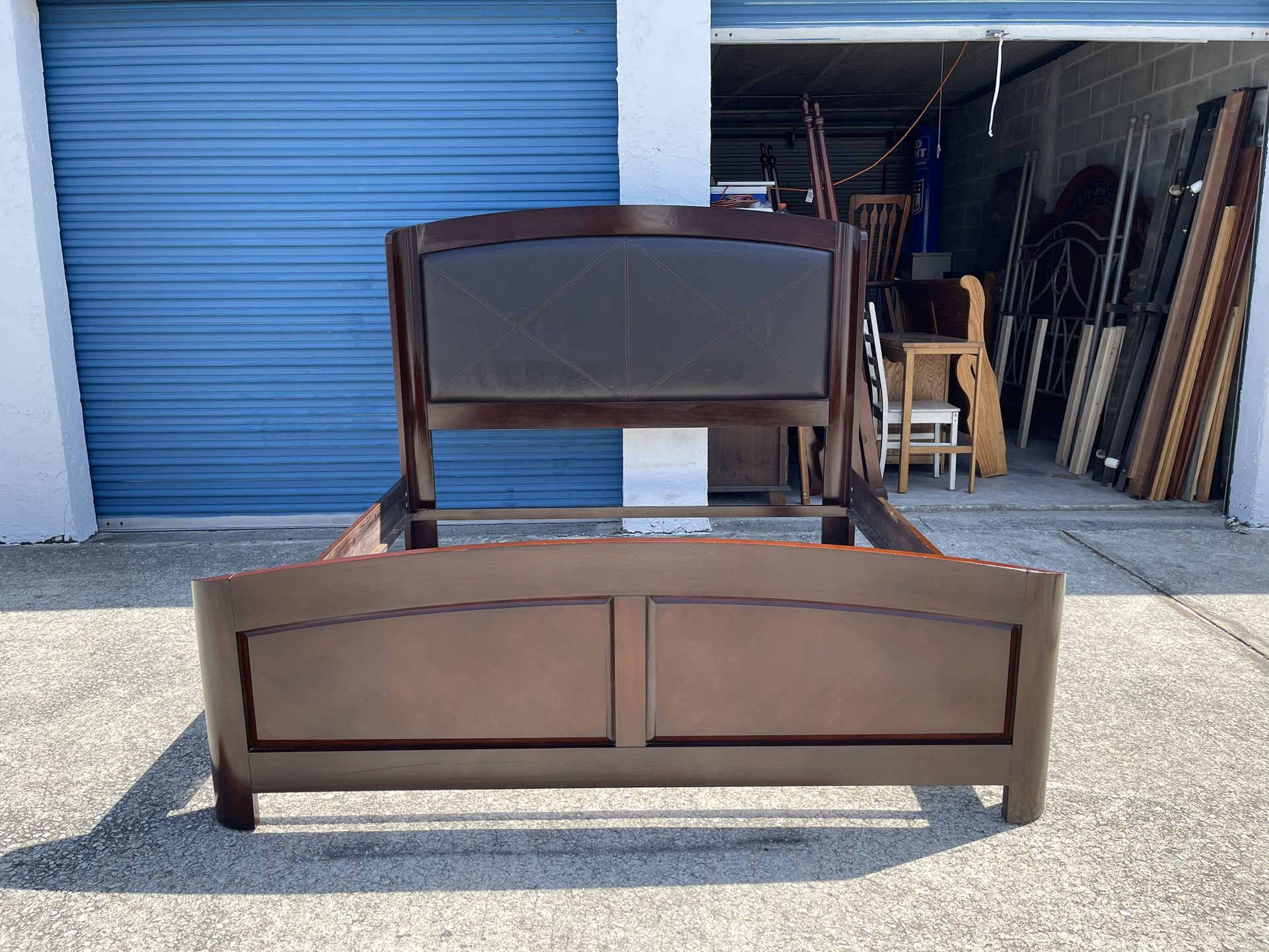 Rooms To Go King Size Mahogany w/Leather Front Captains Bed