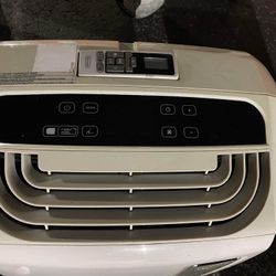 Delonghi Piugino 3 In 1 Portable AC / Heater And Dehumidifier