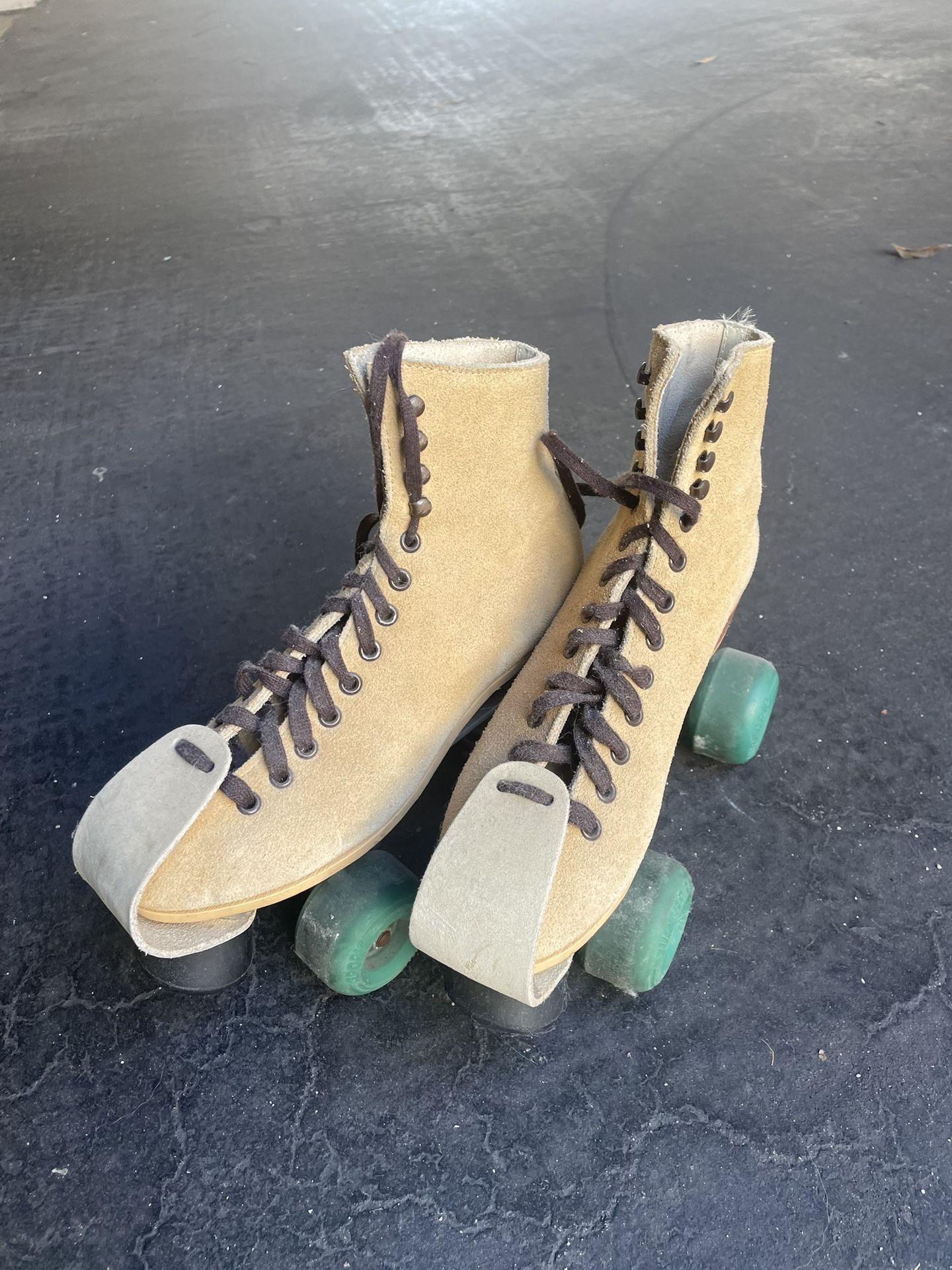 Women’s Suede Roller Skates