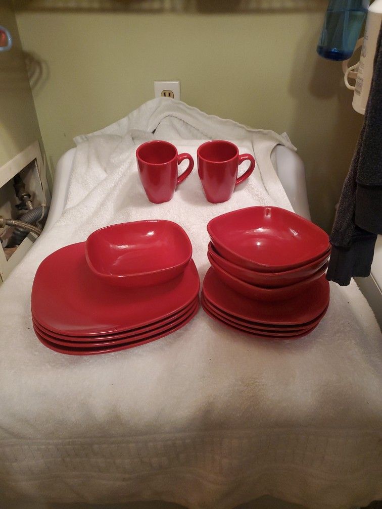 Partial Dinner Set Gibson RED