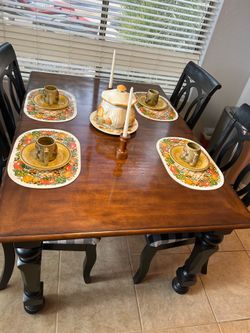 Wood Dining Room Table w 4 Upholstered Chairs