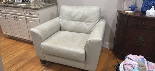 Leather living room set crème color 100 percent leather!! 600.00 Raymour & Flanigan like new!!