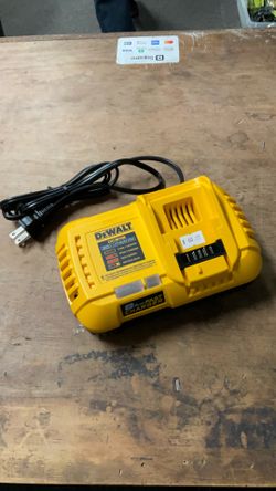 Dewalt DCB118 8AMP FAST CHARGER