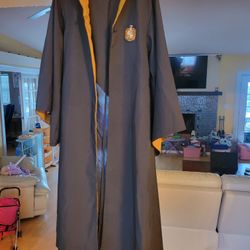 BRAND NEW HUFFLEPUFF Harry POTTER cloak, scarf and socks. Size SMALL. 