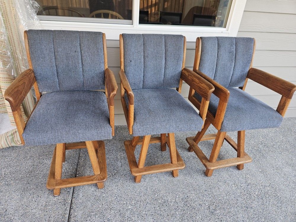 3 Swivels Bar Stool. Counter Hight. Very Comfortable.