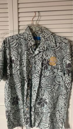 Men’s Medium Hawaiian print collared shirts