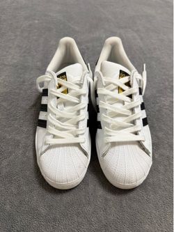 Adidas sneakers women’s 7